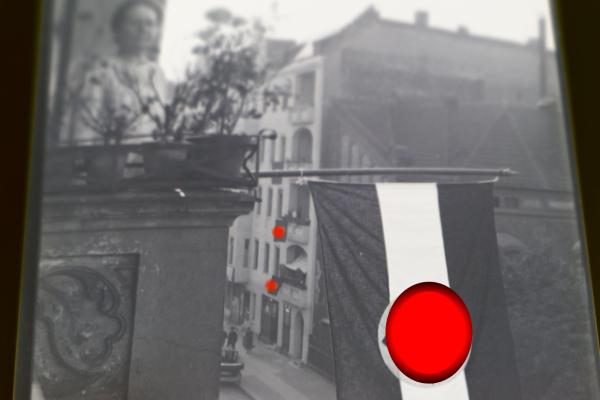 altes Negativ - Frau auf Balkon mit Hakenkreuzfahne - Ort ??